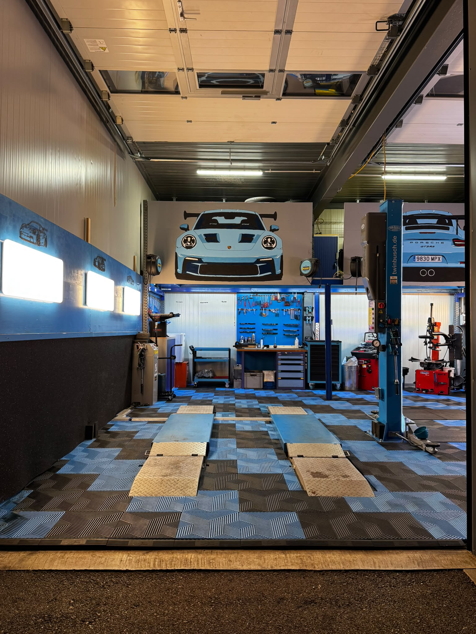 Car Point Garage bei Nacht